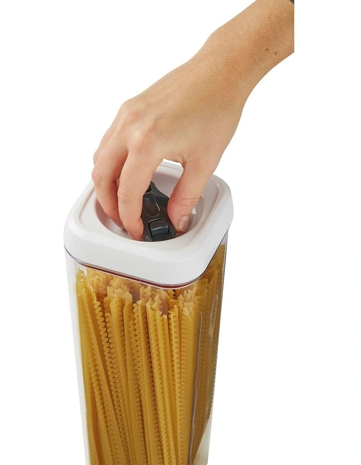 Zyliss Twist & Seal 2.3L Tall Square Container 4 Zyliss Twist & Seal 2.3L Tall Square Container - Image 2