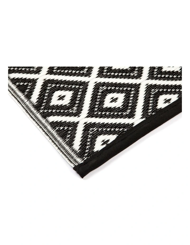 180x270cm Kimberley Black And White Recycled Plastic Outdoor Rug And Mat 5 180x270cm Kimberley Black And White Recycled Plastic Outdoor Rug And Mat - Image 3
