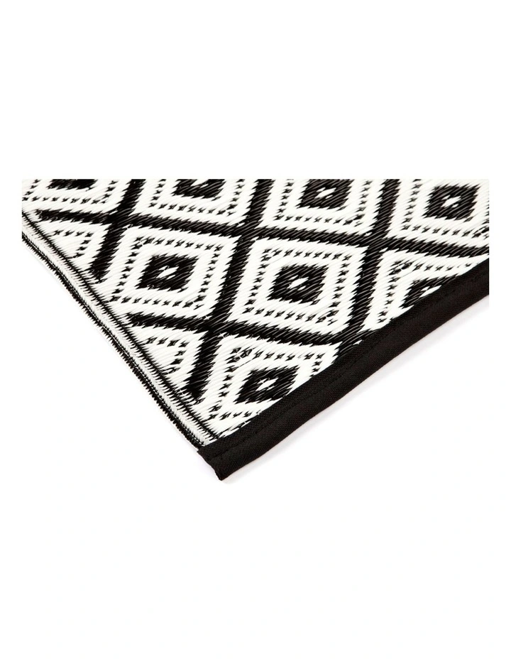 180x270cm Kimberley Black And White Recycled Plastic Outdoor Rug And Mat 6 180x270cm Kimberley Black And White Recycled Plastic Outdoor Rug And Mat - Image 4