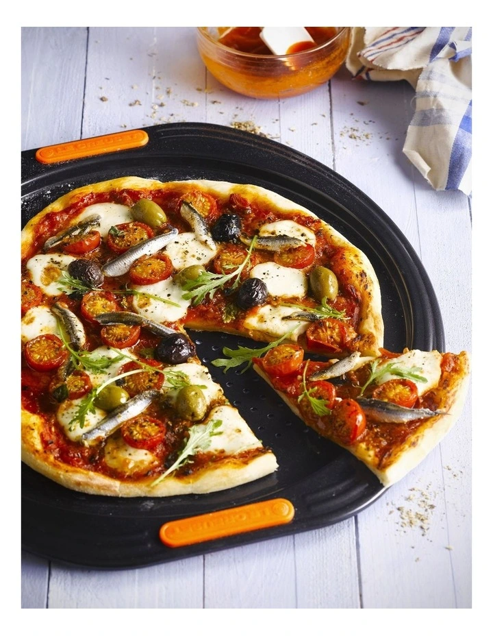 Le Creuset Toughened Non Stick 33cm Pizza Tray In Black 6 Le Creuset Toughened Non Stick 33cm Pizza Tray In Black - Image 4